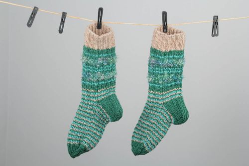 Meias quentes artesanais tricotadas de fios de lã e de mescla de lã. - MADEheart.com