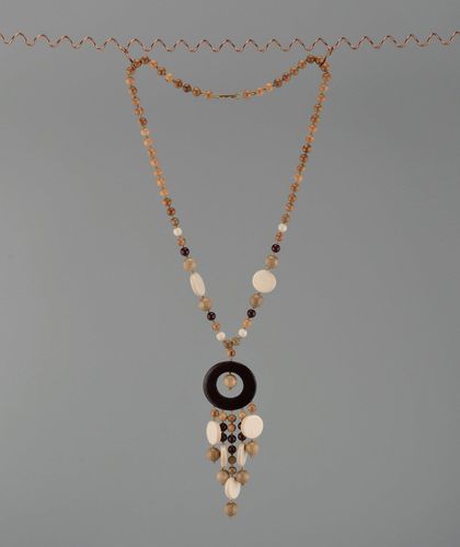 Halskette mit Perlen aus verschiedenen Hölzern, mit Verschluss  - MADEheart.com