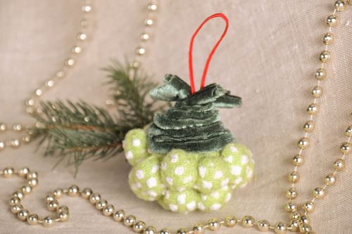 Brinquedo de Natal artesanal feito de plástico decorado com borracha esponjosa - MADEheart.com