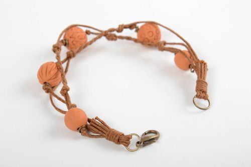 Коричневый плетеный браслет из вощеного шнура с бусинами тонкий ручной работы - MADEheart.com