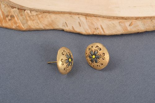 Handmade small round ceramic stud earrings with ornaments painted with acrylics - MADEheart.com