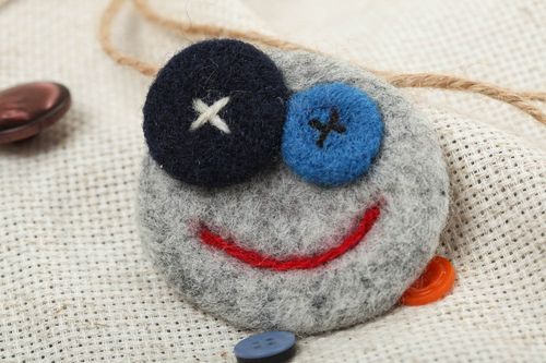 Broche de lana artesanal en técnica de fieltro gris original para niña - MADEheart.com