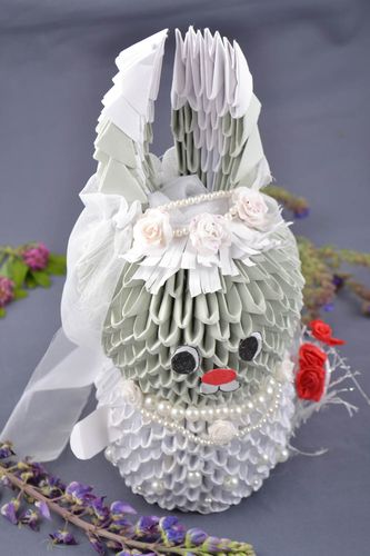 Figura de papel decorativa artesanal con forma de liebre novia para decorar boda - MADEheart.com