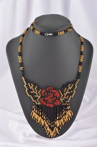 Collana di perline fatta a mano accessorio da donna con rosa bellissima - MADEheart.com