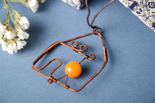 Colgante hecho a mano de cobre accesorio para mujer bisutería artesanal Casa - MADEheart.com