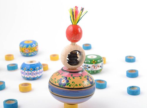 Toupie multicolore en bois peinte écologique avec anneau et ficelle faite main - MADEheart.com