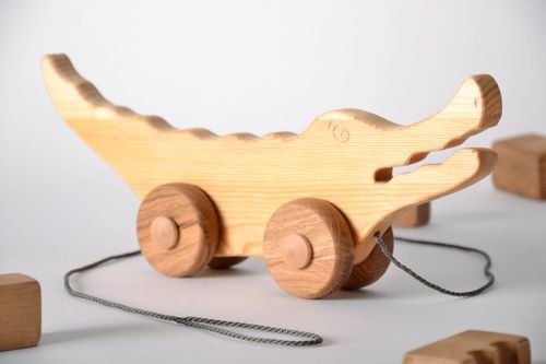 Crocodile en bois sur roulettes fait main - MADEheart.com