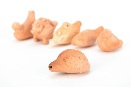 Apito de argila brinquedo de cerâmica artesanal Ouriço - MADEheart.com