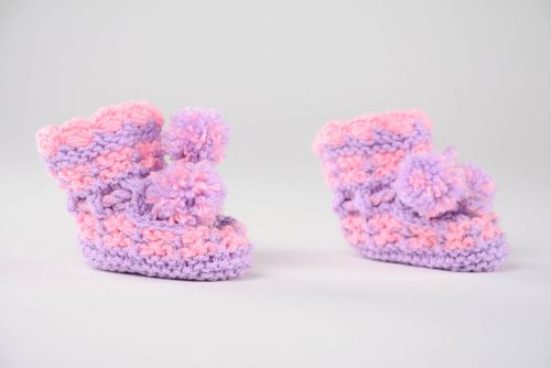 Chaussons de bébé tricotés roses faits main - MADEheart.com