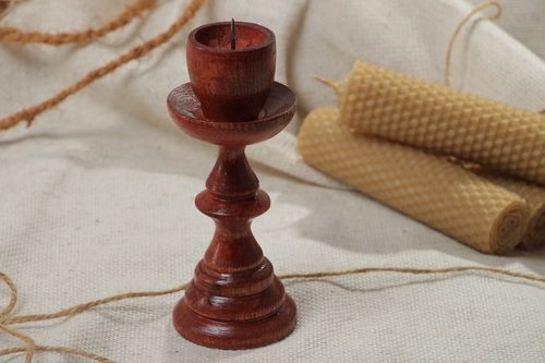 Brauner geschnitzter Kerzenständer aus Holz mit Beize und Lack bedeckt für eine Kerze - MADEheart.com