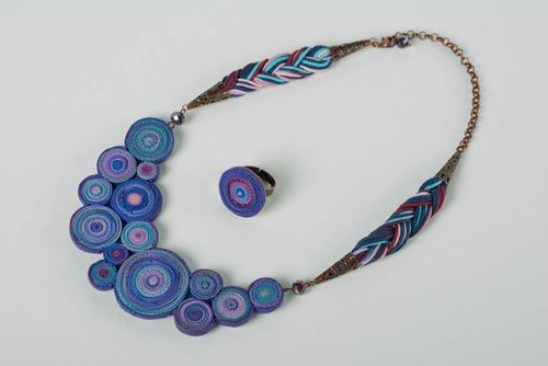 Juego de collar y pendientes hechos a mano de arcilla polimérica de color azul - MADEheart.com