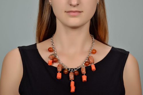 Halskette aus Jaspis und Korallen - MADEheart.com