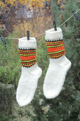 Chaussettes tricotées en laine blanches rayées  - MADEheart.com