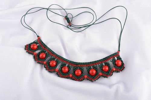 Collar hecho a mano de hilos con piedra bisutería elegante accesorio para mujer - MADEheart.com