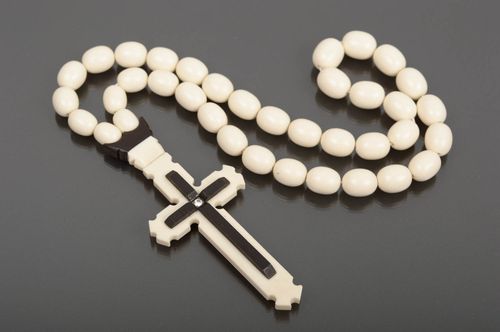 Chapelet blanc avec croix Bijou fait main religieux Cadeau original unisexe - MADEheart.com