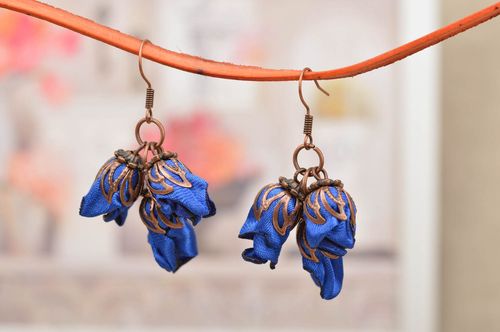 Damen Ohrringe handmade hochwertiger Modeschmuck exklusiver Schmuck in Blau  - MADEheart.com