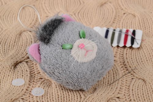 Pique-aiguille en tissu à suspendre fait main en forme de chat gris amusant - MADEheart.com