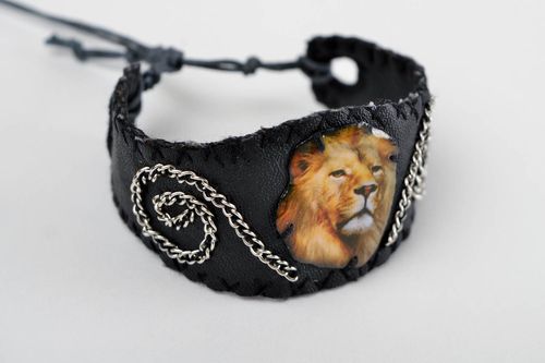 Bracelet cuir Bijou fait main large avec image de lion Accessoire cuir - MADEheart.com