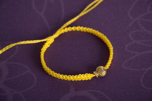Handgemachtes gelbes regulierbares geflochtenes Armband aus Fäden in Makramee Technik - MADEheart.com