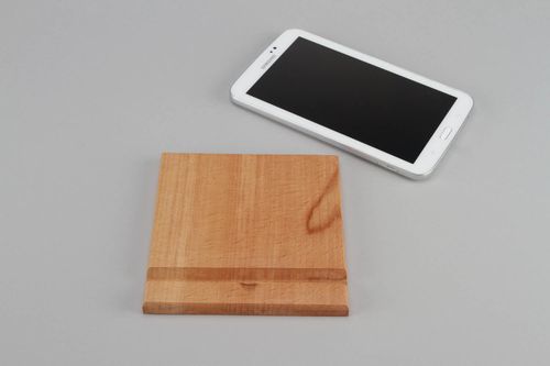 Soporte de madera para movil - MADEheart.com