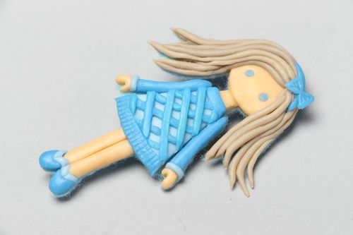 Broche de arcilla polimérica con forma de muñeca Trocitos de hielo - MADEheart.com
