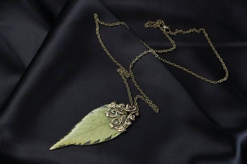 Collier pendentif fait main avec une feuille de Corète du Japon - MADEheart.com