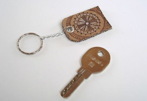 Joli porte clés en cuir fait main - MADEheart.com