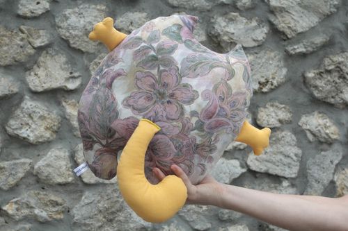 Travesseiro brinquedo artesanal na forma de um gato feito de materiais naturais - MADEheart.com