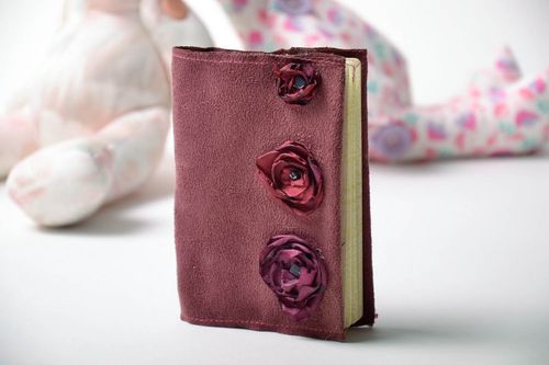 Porte passeport fait main bordeaux avec fleurs - MADEheart.com