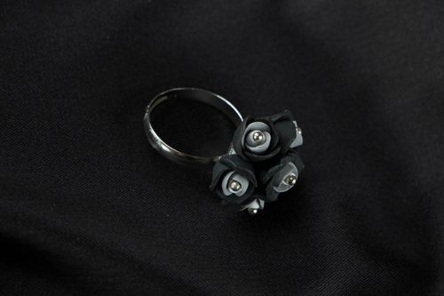 Schwarzer Ring aus Polymerton Rosen - MADEheart.com