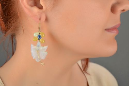Schöne künstlerische Blumen Ohrringe aus Glas handmade Schmuck für Frauen Lilien - MADEheart.com