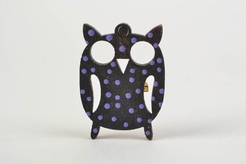 Handmade wooden brooch in the shape of owl painted with acrylics - MADEheart.com