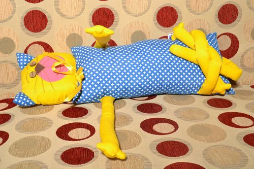Интерьерная игрушка-подушка в виде кота ручной работы желтая с голубым большая - MADEheart.com