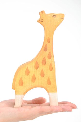 Jouet en bois artisanal Petite girafe  - MADEheart.com