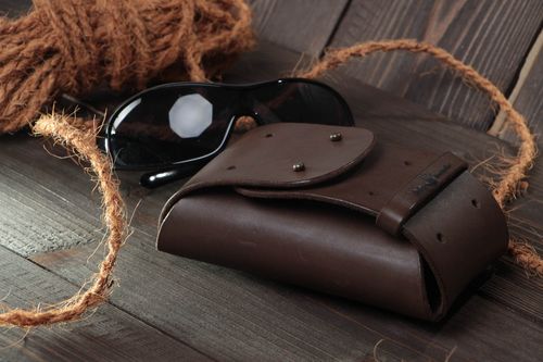 Étui à lunettes rigide en cuir brun fait main de design accessoire pour homme - MADEheart.com