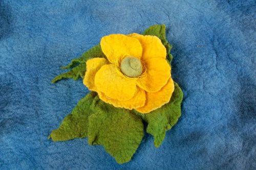 Broche fleur jaune Pince cheveux faite main grande en laine Accessoire femme - MADEheart.com