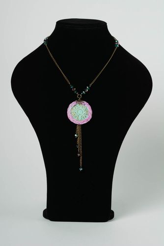 Lange schöne Halskette mit Anhänger aus Polymerton und Kristallen für Frauen - MADEheart.com