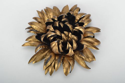 Broche de couro feito à mão em forma da flor Áster de ouro - MADEheart.com