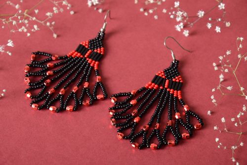 Boucles doreilles ajourées noir et rouge en perles de rocaille faites main - MADEheart.com