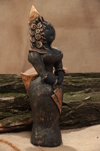 Фигурка из глины женщина с зонтиком черная с золотистым небольшая ручной работы - MADEheart.com