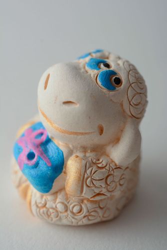Figurilla cerámica Ovejita con regalo - MADEheart.com