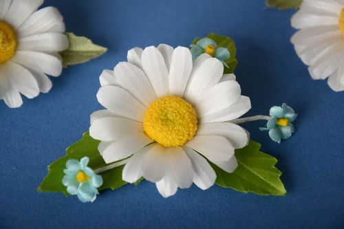 Pinza de pelo con flor de camomila de raso blanca artesanal con hojas - MADEheart.com
