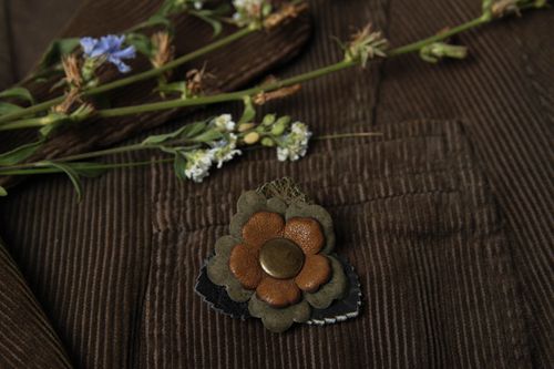 Spilla a forma di fiore fatta a mano fermaglio originale di cuoio naturale - MADEheart.com