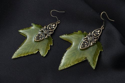 Boucles doreilles pendantes avec feuilles de cassis en résine époxyde - MADEheart.com