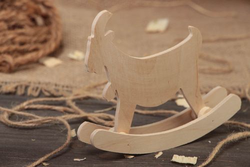 Petit jouet en bois brut fait main en forme de chèvre à bascule à décorer  - MADEheart.com