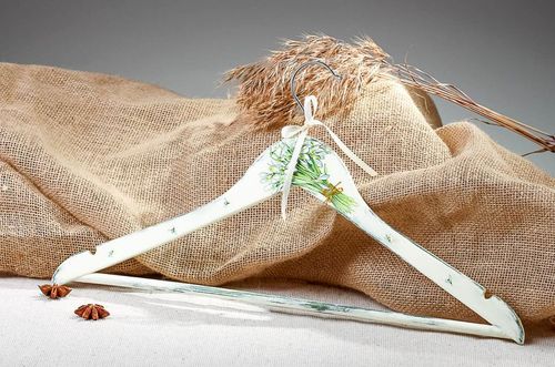 Holzkleiderbügel in Technik Decoupage, alt aussehend Blumen - MADEheart.com