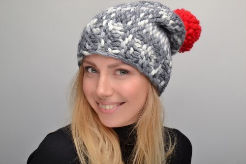 Bonnet tricoté pour femme fait main à pompon - MADEheart.com