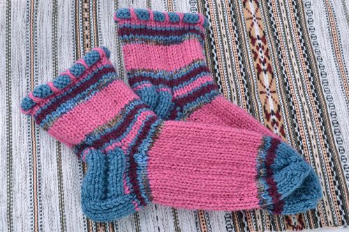 Handgemachte bunte gestreifte warme Socken aus Naturwolle für Frauen und Mädchen  - MADEheart.com