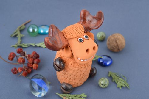 Figura artesanal de cerámica de ciervo modelada a mano decorativa pequeña - MADEheart.com