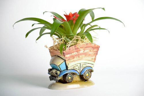 Blumentops aus Keramik in Form vom Auto - MADEheart.com